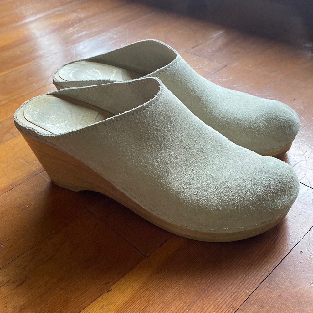 EUC No. 6 Store wedge clogs in Chalk 41 9.5
